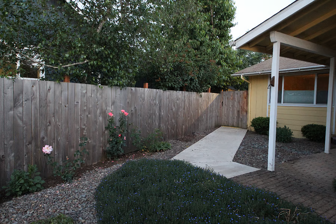 Entrance - Sunset Suite – Peaceful Furnished Studio 10-Min Drive to UO House