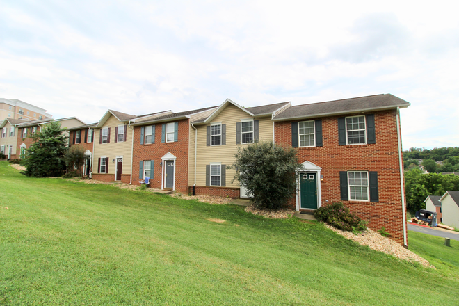 front - Devon Lane - 3 bedroom 3.5 bath townhome for rent. Lease for the 26-27 school year!