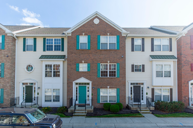 Front of the house - Fully Furnished Townhouse Near Campus