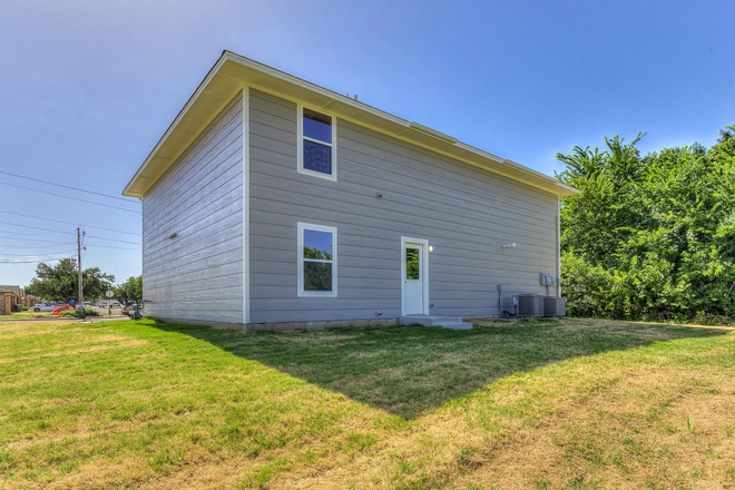 Outside Backyard View - Unit 200, 2nd Floor 4 Bed /4 Bath - Private En-Suite Bedrooms - Perfect for Friends/Students/Facult Duplex