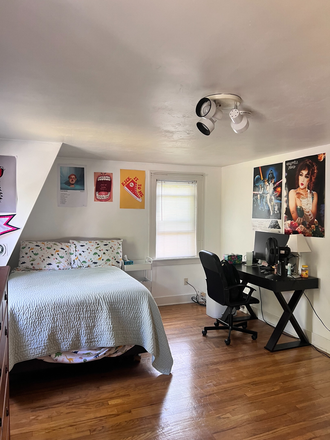 Bedroom - House next to campus