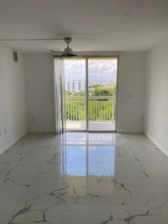 Living room with Casablanca fan - Looking for a roomate - Newly renovated 2 Bedroom and 2 Bath Condo