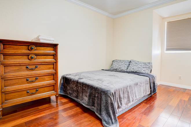 bedroom - 1 bedroom in a 5bed/3 bath house, $1300 includes all utilities, 15 mins to UCSD