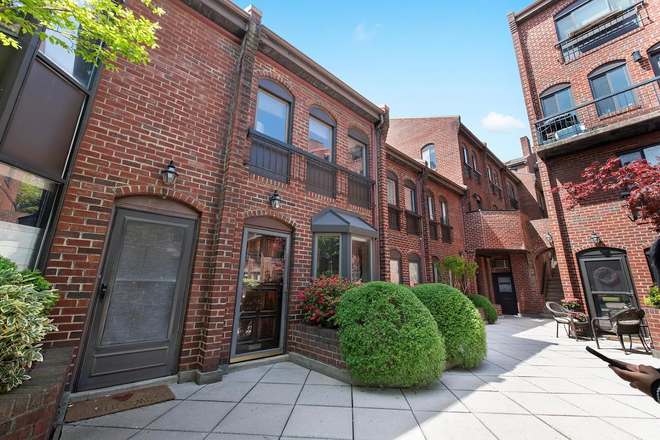 exterior - Upscale 3-Bed, 2-bath, 3-Level Town home in heart of Georgetown