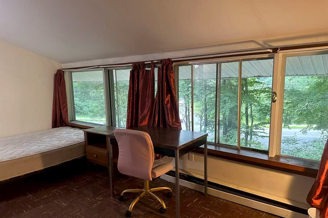Bedroom - Great Location-private room walking distance to Storrs Campus & Grocery- 2026-2027 academic year House