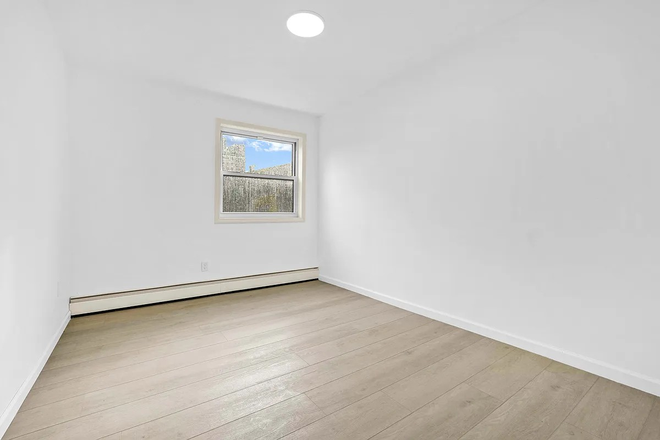 ROOM 2 - NEWLY RENOVATED TWO BEDROOMS IN BUSHWICK Townhome