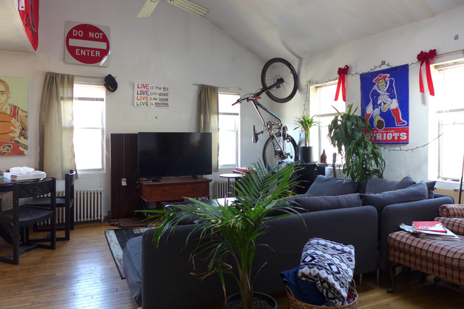 bostonrealtyonline.com - Sun Drenched Four Bedroom with a Skylight
