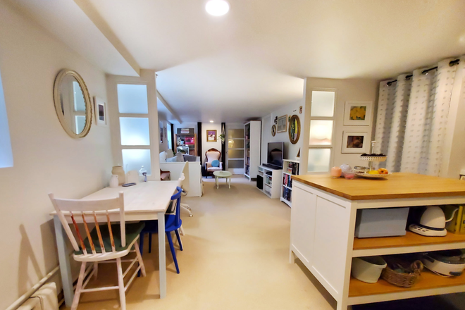 Open plan living room - Annex 5 min from TTC  /U of T Robarts Library /Metro Apartments