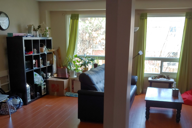 Living/Dining - 3 rooms available. 20min walk to UTM, All utilities included.