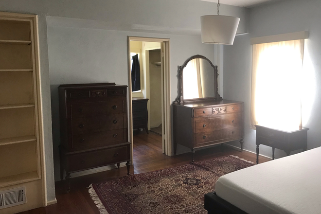 Lg bedroom, walk in closet, private bath - Bedroom in Shared House Ideal Location