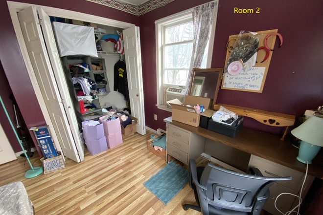 Room 2 (with 2 windows/AC) - Somerville Townhouse on Wilton Street - 3 Bedrooms Greenline subway Magoun Square T station