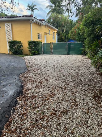Parking and side entrance - Fully furnished and equipped Studio/Efficiency!!  All Utilities included !