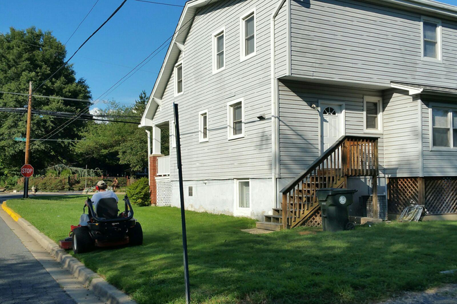 Back Corner - its a big house - Close to the ACTION Big bedrooms Central AC Huge Yard Lotta Parking! House