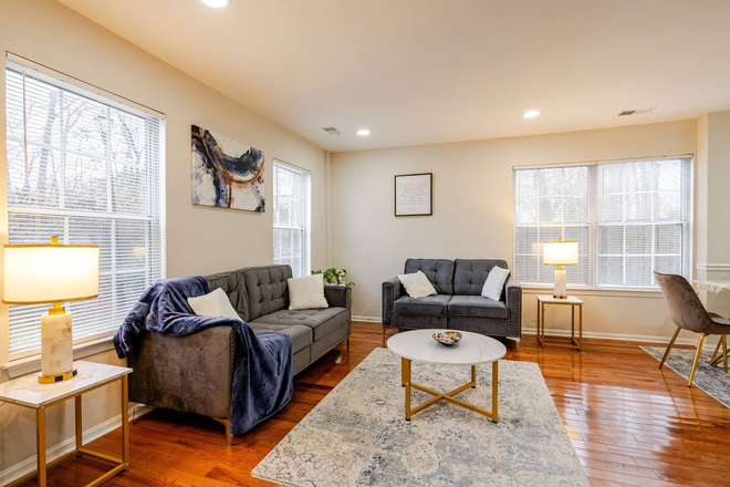 Lounge Room/Dining Area (1st floor) - Cozy Shared Fully Furnished Townhouse in Lanham