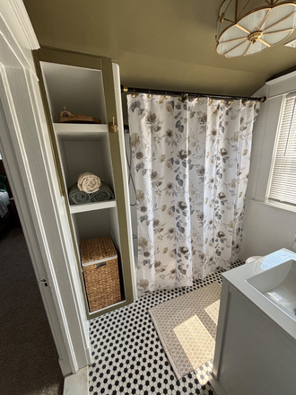Tub and shower. - Nice, spacious one bedroom apartment .
