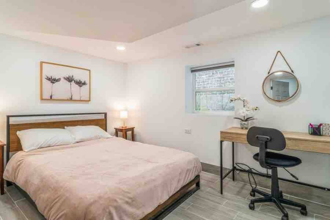 bed 1 - Newly Renovated Unit in Roscoe Village Next to Park Apartments