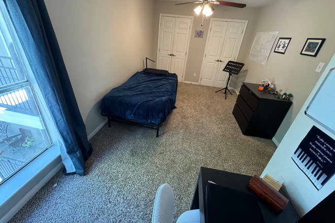 Bedroom 1 - 1Bed available in 2bed/1bath Apt for Academic Year