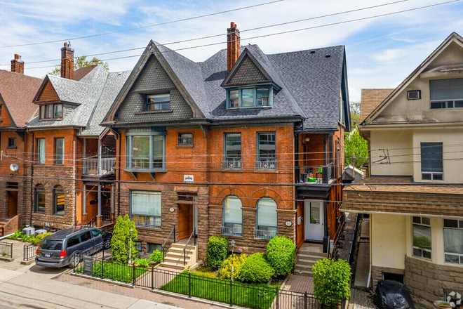 Exterior - 103 Spadina Rd Apartments