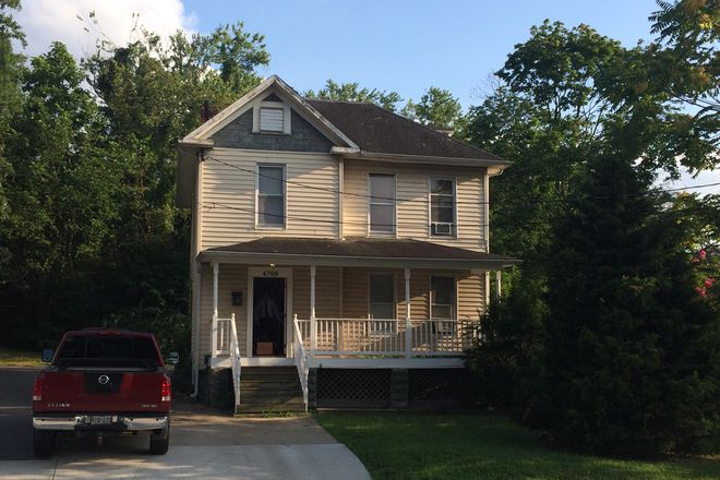 Outside Street View - 5 bedroom, 2 bath house, off street parking, walk to university