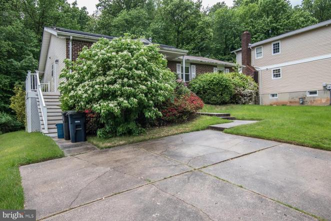 Side Porch and Driveway - Shared Housing Available, ~20 min drive from College Park House