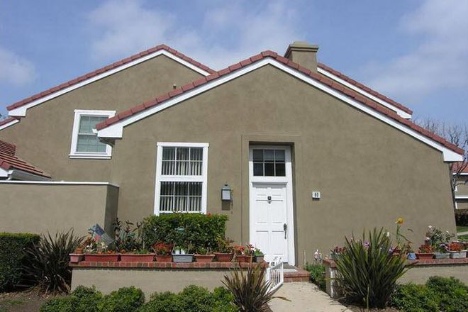 Front Entrance - 1 Private Bedroom and Bathroom available ... *Walk to Campus*