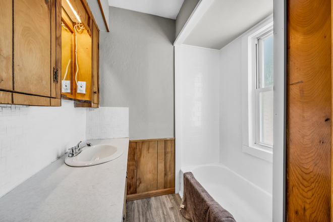 Bathroom - 🏡 Student & Professional Housing Near University Circle – Spacious & Fully Furnished! Triplex