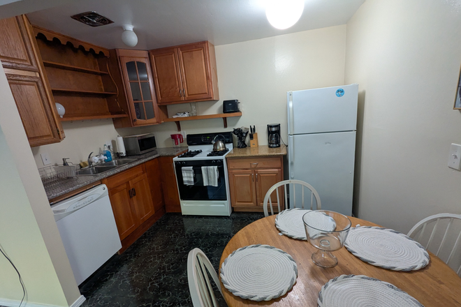 kitchen dining area - Mcgee ave 2 Bedroom Apartment Close to Campus
