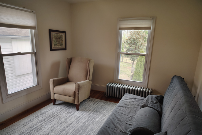 Bedroom - Beautiful and Chill Mount Rainier houseshare - easy access to UMD and DC