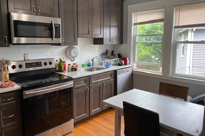 LIVING - BRIGHT AND SPACIOUS 3 BED WITH IN UNIT LAUNDRY AND PARKING! Apartments