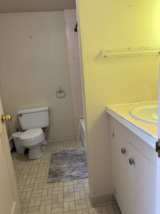 Share a bathroom with a male doctor - Private furnished bedroom with a private cooking area House