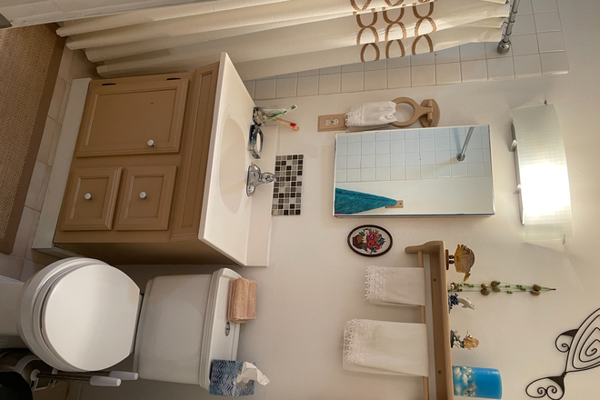 Bathroom - 1 BA, 1 BR front suite, kitchenette, living & dining area, desk/shelves, total area ca. 800 sf. Ind