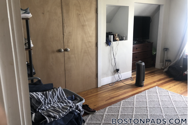 Bedroom - 6/1/25 -- Spacious room in 5 bed apt -- close to Tufts, Teele Sq, and Davis Sq