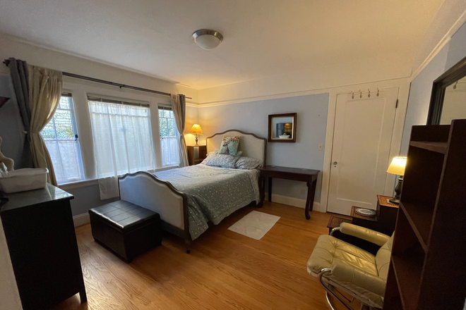 Bedroom for rent - BEAUTIFUL LARGE ROOM IN SW BERKELEY WITH USE OF KITCHEN, LAUNDRY, YARD WITH DECK, ETC.