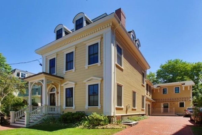 Front of house - Renovated Victorian in Mid-Cambridge, 3bd/4ba, fully furnished Townhome