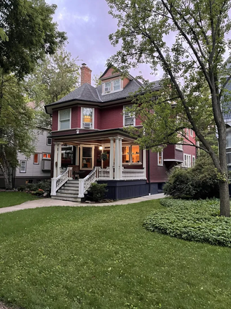 House exterior, room for rent on 3rd floor - 1 Bed 1 Bath, House Floor Next to Campus