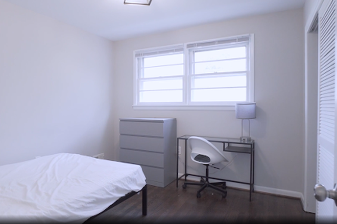 Available bedroom - Private bedroom and private bathroom in College Park!