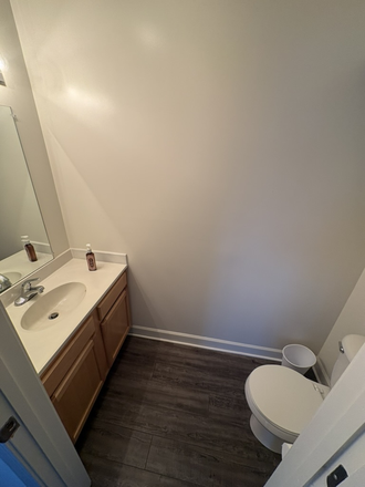 First Floor Bathroom - 2 BR Copper Beech Apartment, Close to campus, Very clean