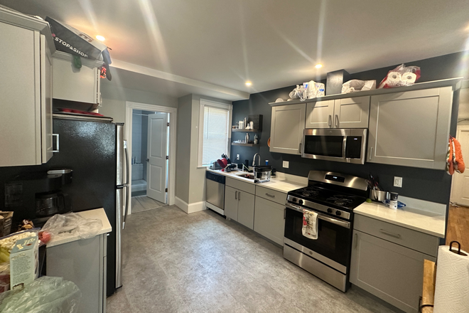 kitchen - Very spacious 4 bedroom 2 bathroom with Central AC and in unit Laundry