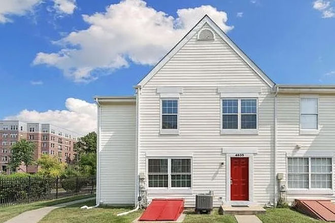 Curb View - 1 Bed. SPECIAL $850/mo. Walk to UMD. Townhome