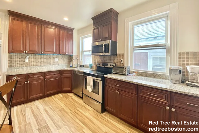 ... - 4 BED WITH DECORATIVE FIREPLACE, PORCH