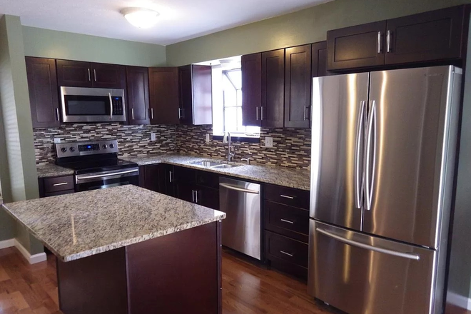 Updated Kitchen - Roommate wanted for Spacious Goss Grove Apt.