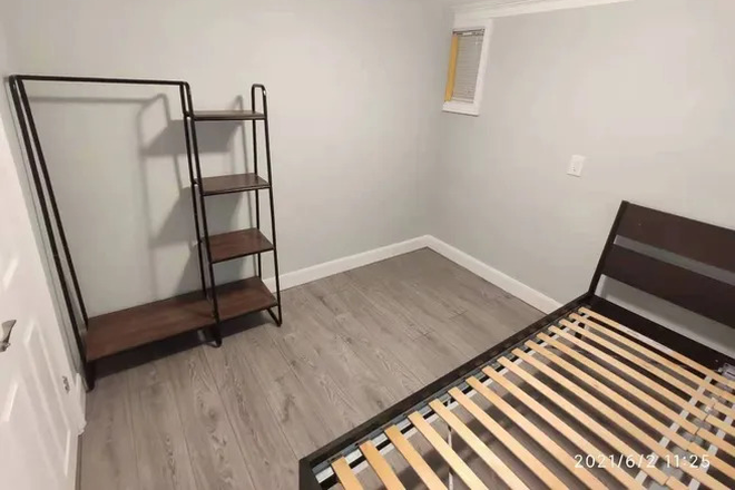 Bedroom 1 - 10 Minutes to UofT, 2 Bedroom 1 Bathroom, Laundry in suite, 1 kitchen Apartments