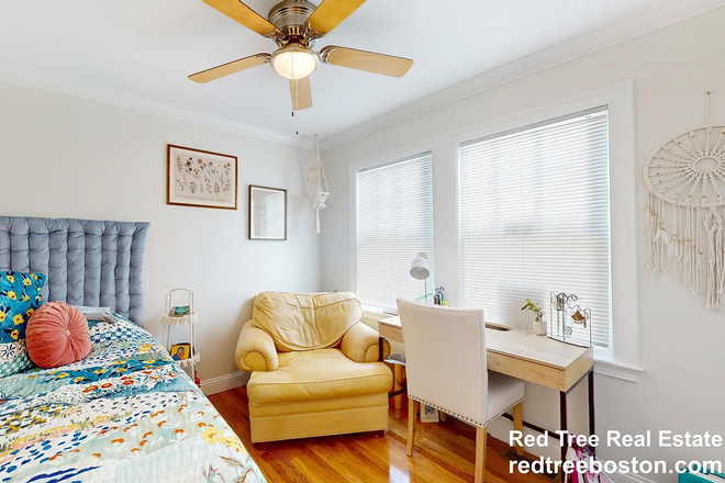 Bedroom - Apartment very close to Boston College Campus