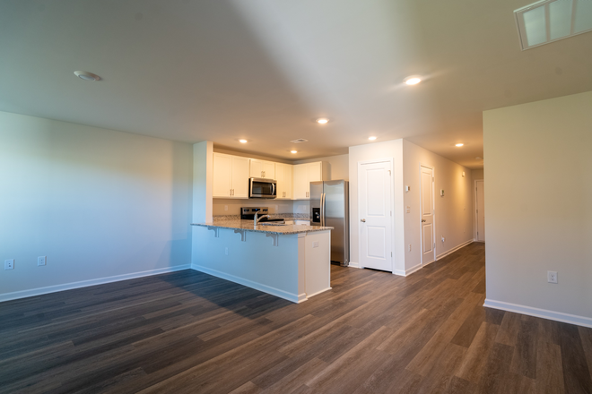 living room/kitchen - Amazing Student Housing Rental within 1 mile from Campus! House