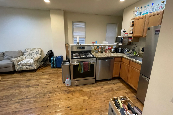Kitchen - Apartment with 2 min walk to UIC