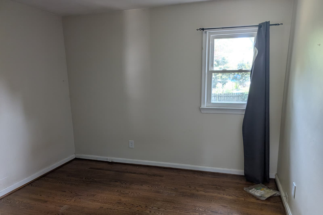 Bedroom 2 (bigger) - Affordable rooms in nice house close to campus