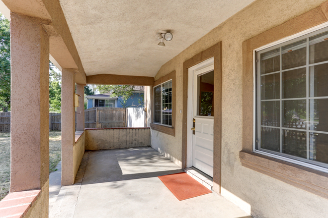 Spacious Front Porch .. needs lounge chair!! - REMODELED 3 BD/ 1BATH HOUSE 1800 ft with LARGE FENCED back YARD  WALK TO REGIS!  AC works Great!