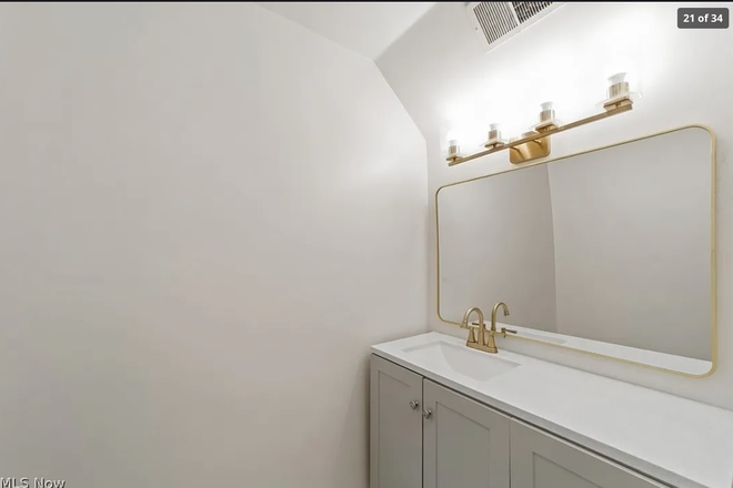 Bathroom - 5 min walking distance north of campus! Townhome
