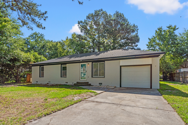 Exterior - Walking Distance to Campus - Newly Renovated 3 Bedroom/2 Bathroom House