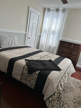 2nd Bedroom $850-$900 ($50 with A/C $900) 1 person - Spacious Apartment- UMD bus RTE, Bus Station, T-Station, Restaurants, Park, Museum